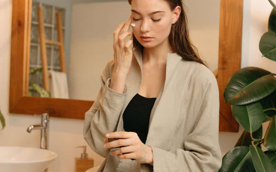 Poches et cernes sous les yeux : découvrez le microneedling