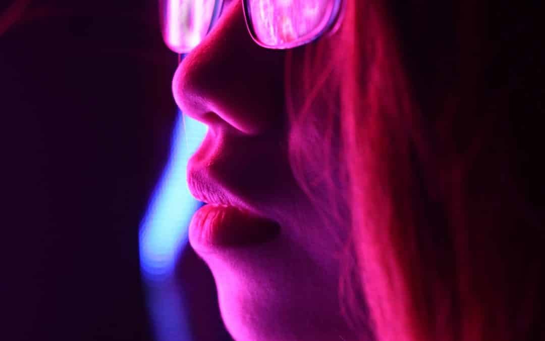 Luminothérapie : masque LED maison vs soins en institut