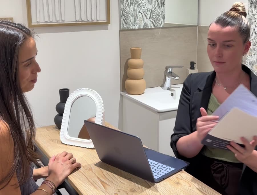 Diagnostic de Peau Offert à Pegomas | Centre Thetys 2 Pauline remet le bilan du diagnostic de peau au Centre Thetys Pegomas