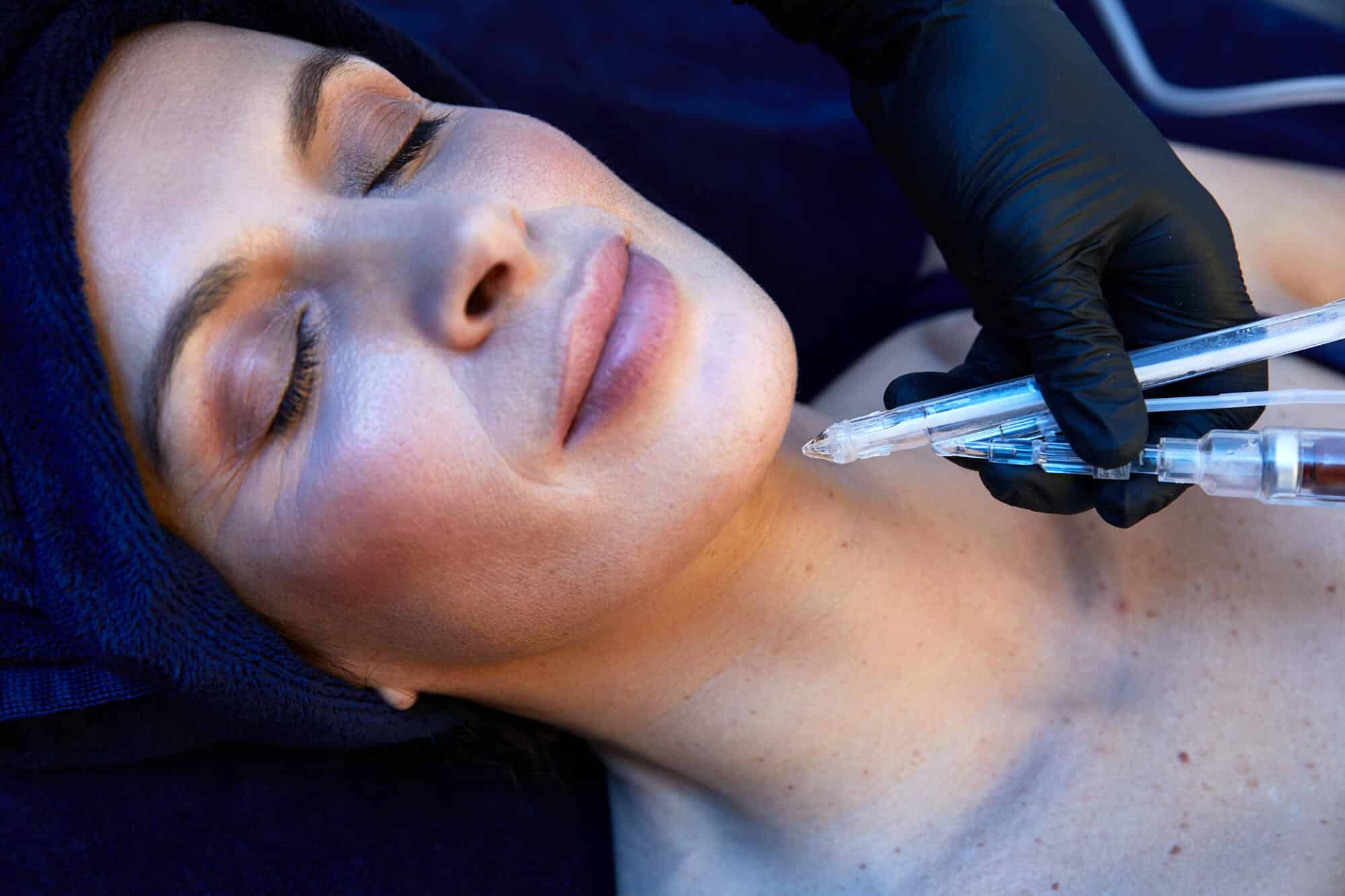 Semaine Découverte : Contour des Yeux offert & HIFU dès 249 € jusqu'au 8 août | Centre Thetys 7 Soin JetPeel du visage sans aiguille au Centre Thetys