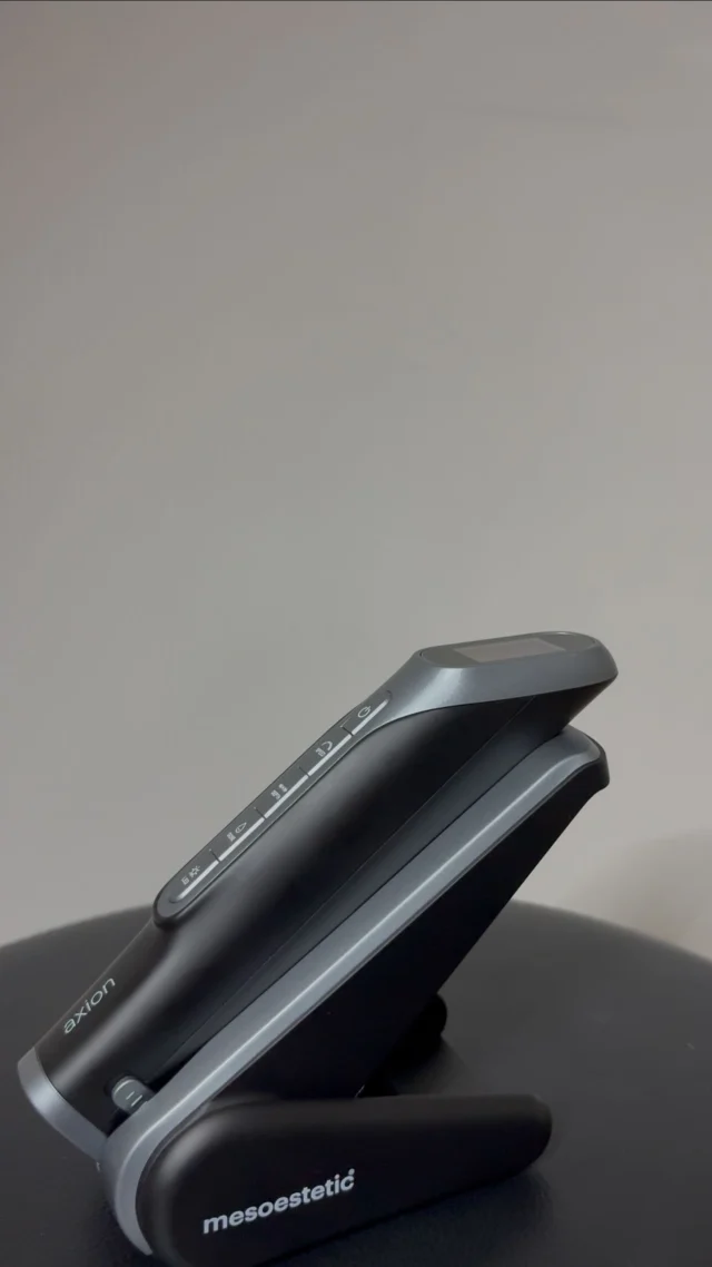Le futur de votre peau est la : AXION de @mesoesteticAXION change les règles du jeu avec une triple action simultanée :
✨Micro-aiguilles haute précision
🔴 LED rouge intégrée
💧Diffusion de sérum automatisée🫣 Prête à tester la révolution ?#microneedling #mesoestetic #axion #innovationbeaute #antiage