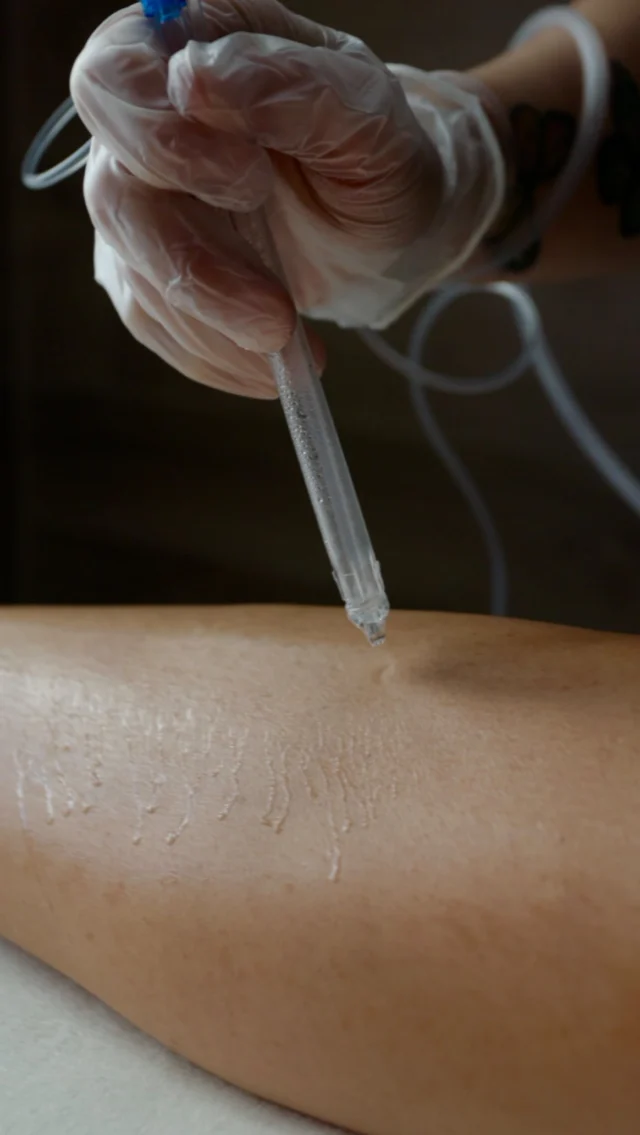 Jambes lourdes, gonflements, sensation d’inconfort ? Le soin JetLeg est conçu pour apporter une sensation immédiate de fraîcheur et de légèreté. 🦵✨ #jambeslourdes #legcare #drainagelymphatique #drainage #retentiondeau